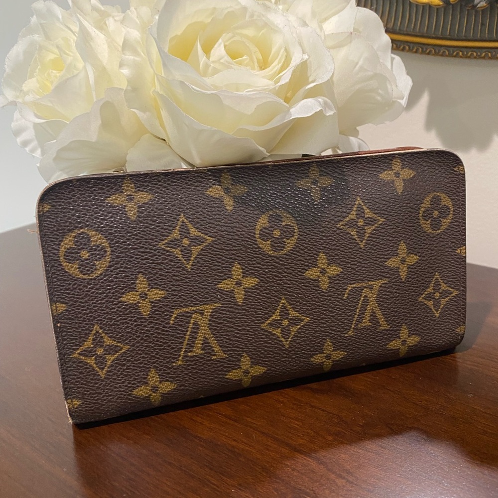 Authentic Louis Vuitton zippy wallet